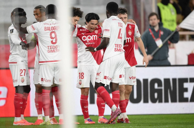 Monaco mừng bàn của Takumi Minamino trong trận thắng PSG ở vòng 14 Ligue 1 trên sân Louis II, Monaco, Pháp ngày 29/11/2025. Ảnh: LÉquipe