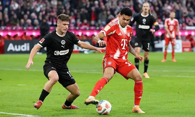 Luis Diaz che chắn bóng trong trận Bayern gặp St Pauli trên sân Allianz Arena, thành phố Munich, Đức, vòng 12 Bundesliga ngày 29/11/2025. Ảnh: Bundesliga