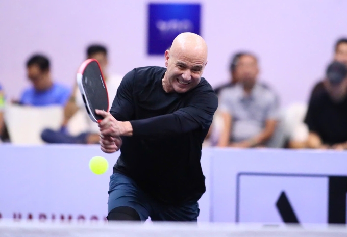VĐV tennis nổi tiếng Andre Agassi biểu diễn kỹ năng trong sự kiện Pickleball Legends Tour, Nhà thi đấu Rạch Miễu, TP HCM, tháng 3/2025. Ảnh: Đức Đồng