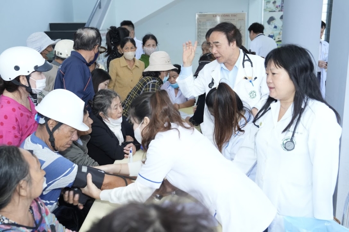 Các bác sĩ Bạch Mai thăm khám cho người dân vùng lũ. Ảnh: Thế Anh