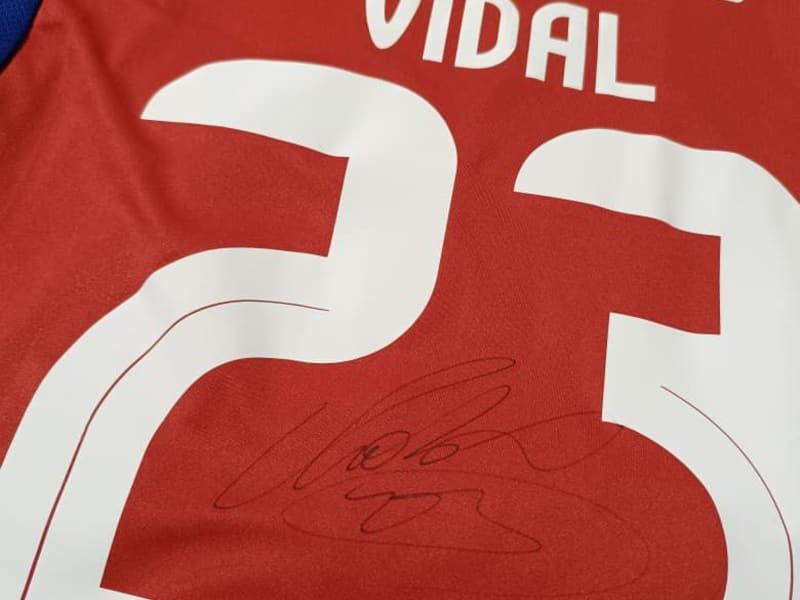Camiseta Colo Colo autografiada por Vidal