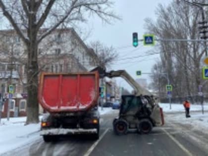 На территории города продолжаются работы по очистке снега и наледи