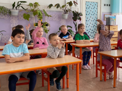 Проведена тематическая игра-викторина для воспитанников старших групп МДОУ «Теремок» «Правила дорожные знать каждому положено»