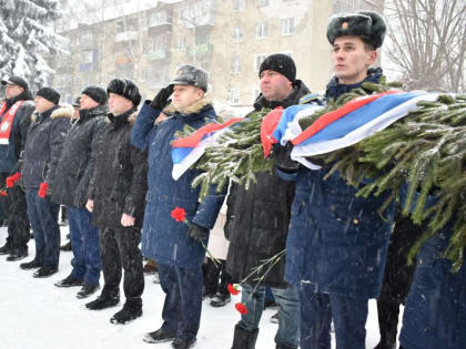 У памятника воинам-интернационалистам состоялся митинг, посвященный Дню памяти о россиянах, исполнявших служебный долг за пределами Отечества