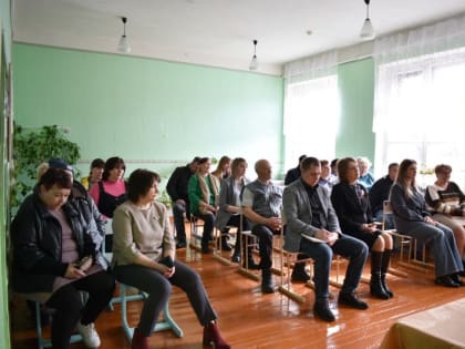 Сегодня глава Ртищевского муниципального района Александр Жуковский провел встречу с жителями села Малиновка.