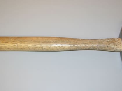 Двое спорят - молоток не лишний. Мужчина одолел в ссоре женщину