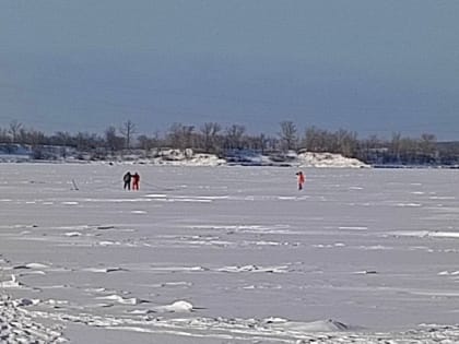 В Балакове рыбак провалился под лед. Его тело достали спасатели