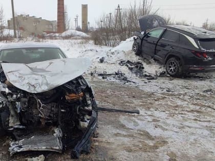 Под Татищевом не разъехались две иномарки. Есть пострадавшие