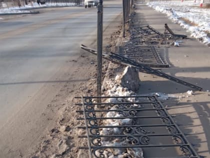 Ночное ДТП в Петровске: автомобиль снес ограждение и скрылся