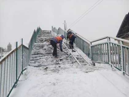 Сотрудники службы благоустройства города обеспечили безопасность для пешеходов, произведя очистку пешеходных мостов и подходов к ним после ночного снегопада.