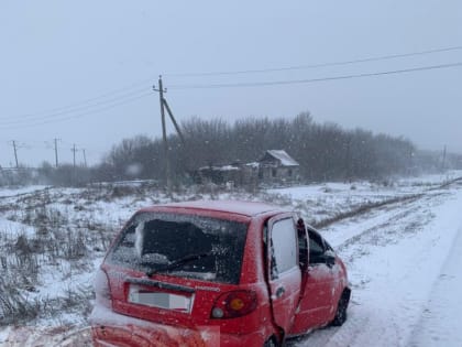 На заснеженной дороге малолитражка вылетела с трассы. Двое пострадали