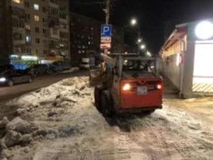 Ночью в Саратове проведена обработка тротуаров противогололедными материалами и расчистка от снега и наледи