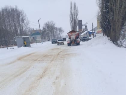 Продолжается очистка города от снега.
