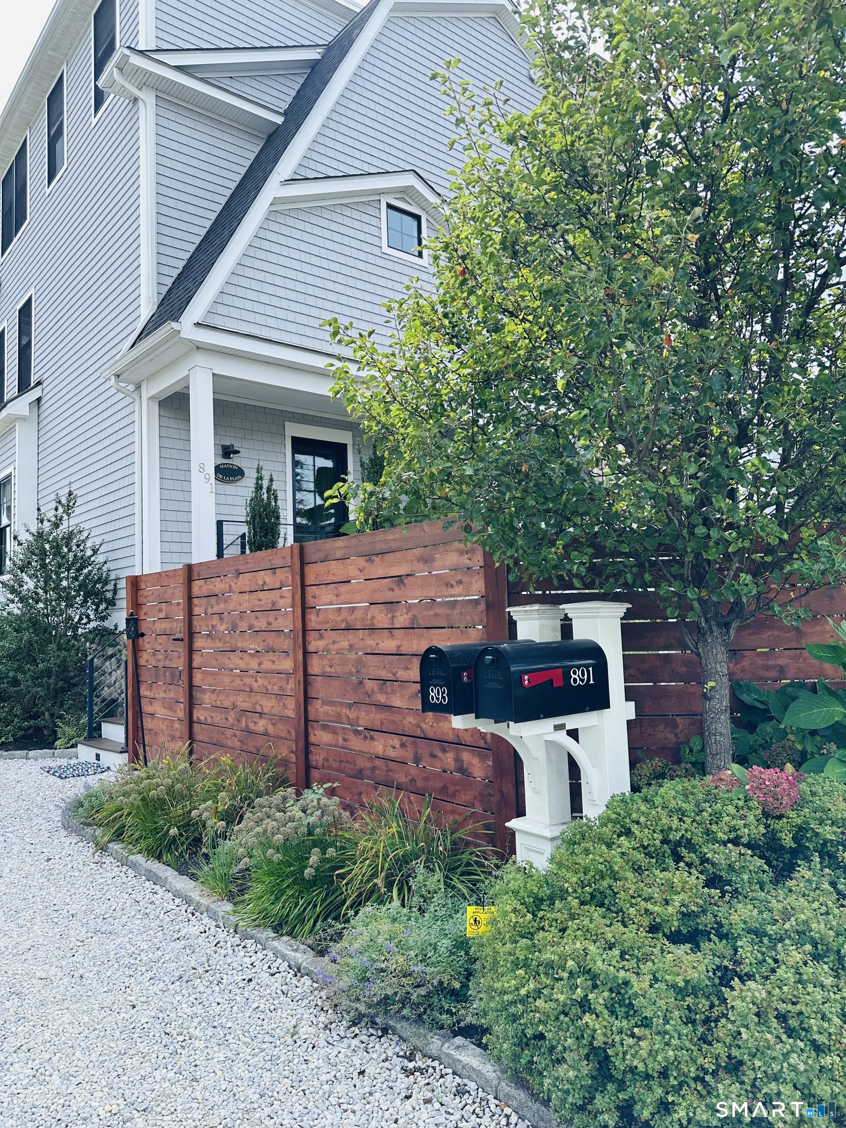 891 Oldfield Road photo 2