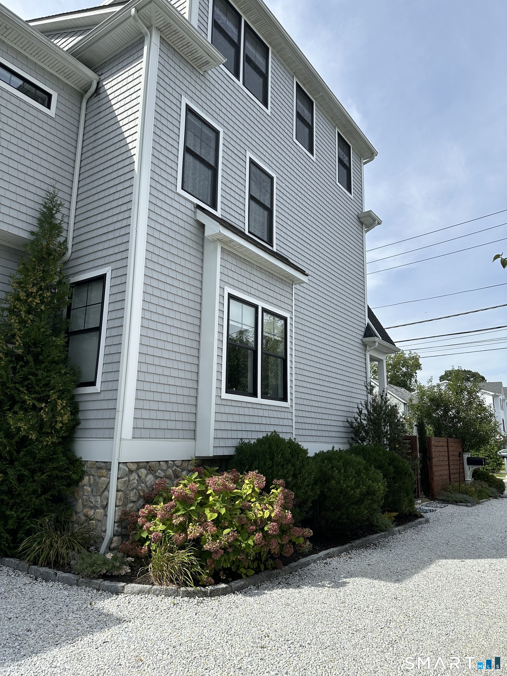 891 Oldfield Road photo 3