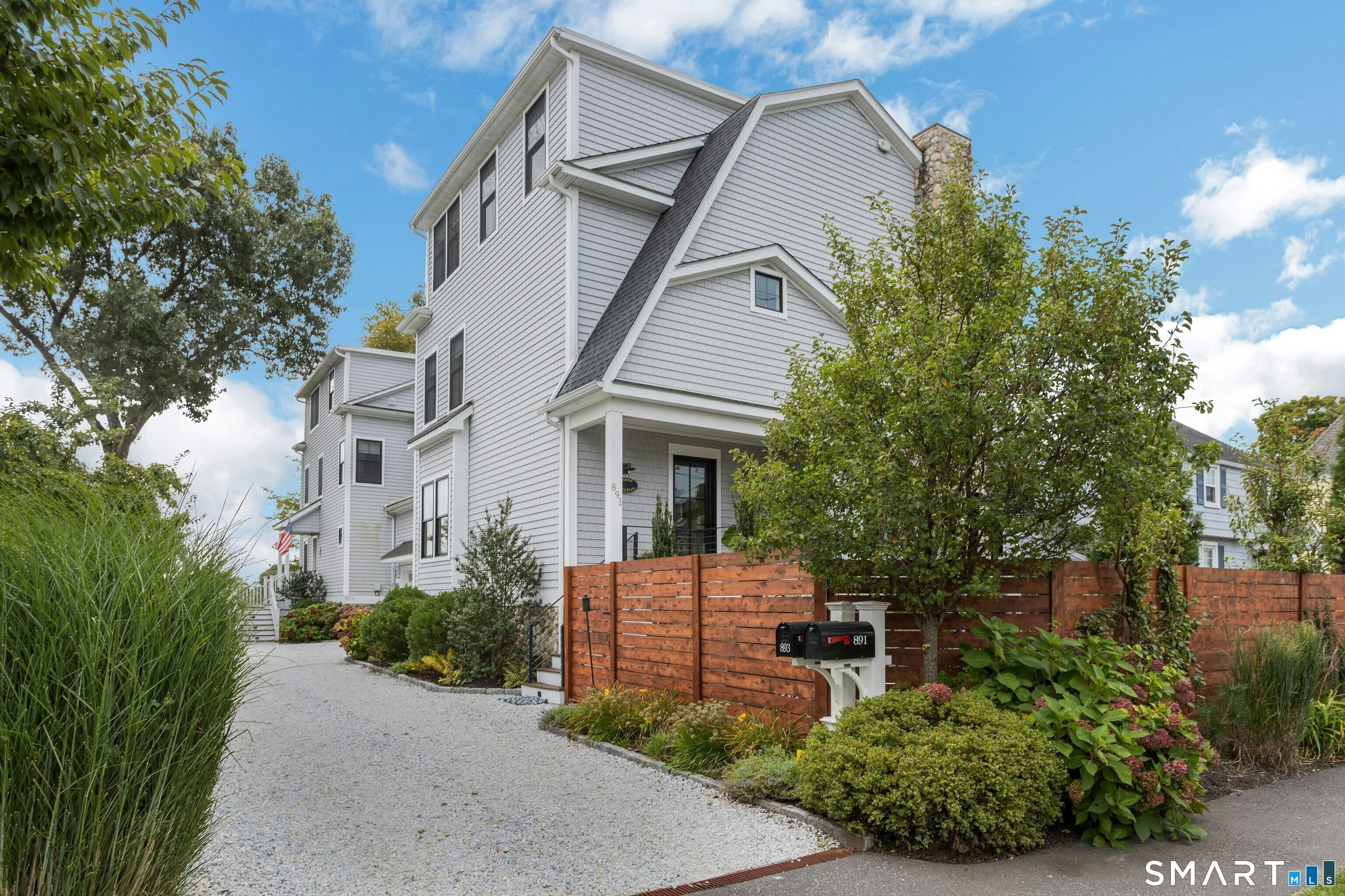 891 Oldfield Road photo 1