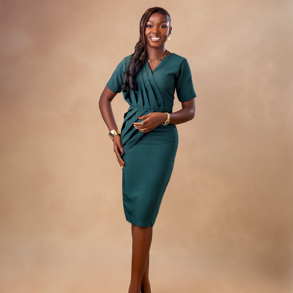 Executive Grace Corporate Dress Designed for the modern woman who values elegance, confidence, and simplicity. This timeless corporate piece gives a polished and classy look suitable for work, meetings, church, and sophisticated outings.  ✔️ Custom sizing available ✔️ Neat premium finishing ✔️ Comfortable and flattering fit ✔️ Delivery: 5–7 working days 