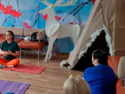 Бабушки Ноябрьска осваивают асаны и пранаямы