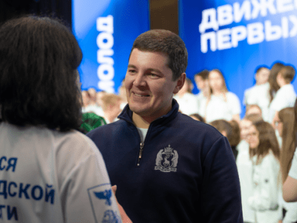 Дмитрий Артюхов встретился со школьниками из Белгородской области в окружной столице Ямала