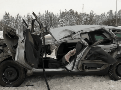 В ДТП на трассе Сургут – Салехард пострадали два человека