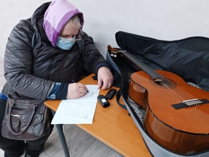 Гитару для бойцов СВО передала жительница Семи лиственниц