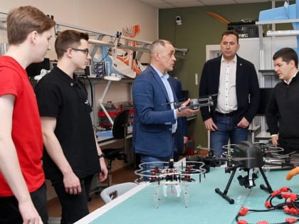 Губернатор ЯНАО посетил лабораторию беспилотных систем в новоуренгойской школе №3