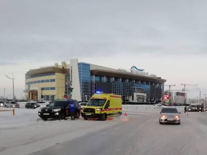 В Новом Уренгое автомобиль скорой помощи попал в аварию