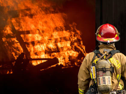 Тушили 5 часов: на Ямале дотла сгорел магазин