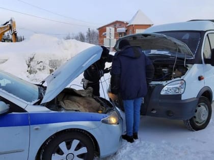 Автоинспекторы Ноябрьска помогли завести в 30-градусный мороз сломавшийся на трассе автомобиль