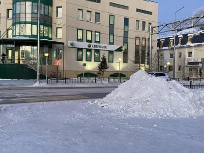 В Салехарде у пешеходных переходов навалили двухметровые сугробы