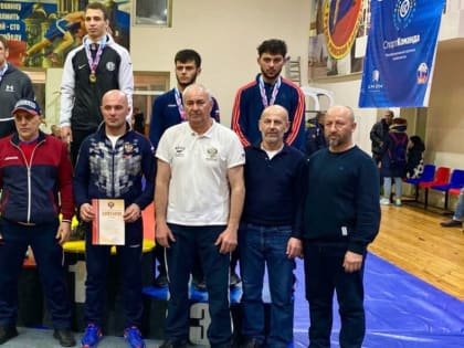 Ямальский спортсмен стал серебряным призером чемпионата страны по вольной борьбе