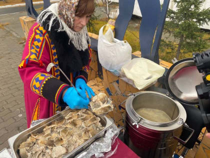В Салехарде в День сырка приготовили 166 порций ухи из северной рыбы