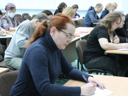 У ноябрян проверили грамотность: из тридцати участников пятеро написали диктант на отлично