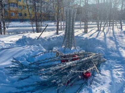 В Ноябрьске начали убирать новогодние декорации