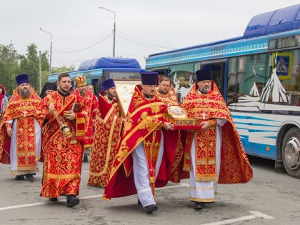 С мощами великомученника Георгия по улицам окружной столицы