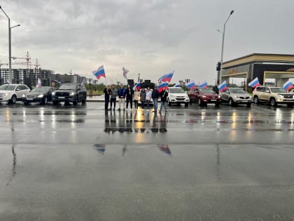 В преддверии Дня молодежи «Молодая Гвардия» Салехарда организовала автопробег в поддержку военной спецоперации на Донбассе