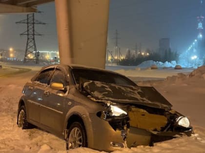 В Новом Уренгое мужчина совершил два пьяных ДТП и скрылся с места аварий