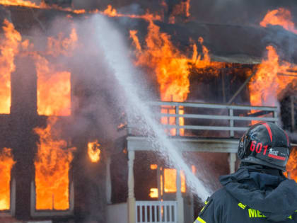 Мощный пожар в ЯНАО: три десятка пожарных 9 часов тушили гостиницу «Ямал»