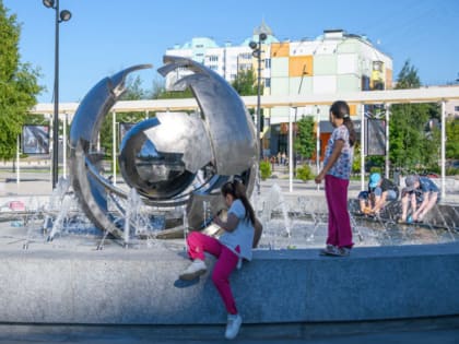 Дети, не бросайте мусор в городской фонтан!