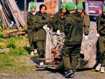 Ямальцы и волонтеры очищают природу от мусора