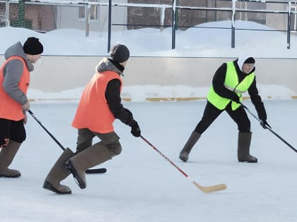 В Ноябрьске прошел турнир по хоккейному флорболу в валенках