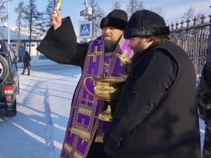 Архиепископ Николай окропил святой водой автомобили для СВО