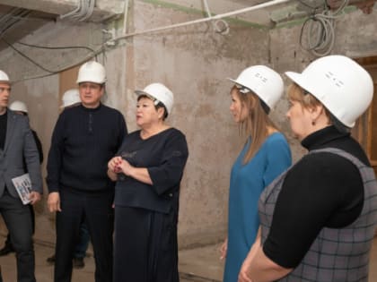 Ноябрьские депутаты проверили ход капремонта школы №2 и детского сада «Снегурочка»