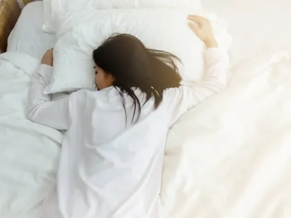 Названа серьезная причина отказаться от сна на животе