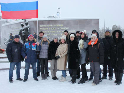 В День памяти Неизвестного солдата «Молодая Гвардия» в Губкинском возложила цветы у Вечного огня на площади Воинской Славы