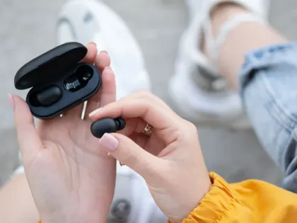 Опасности громкой музыки в наушниках для слуха и мозга