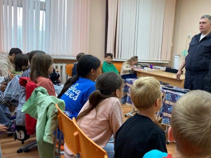 Новоуренгойские транспортные полицейские провели зарядку для ребят из пришкольного лагеря