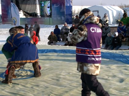 В Тарко-Сале на Дне оленевода в соревнованиях по национальной борьбе за ценные призы приняли участие пять сельхозобщин