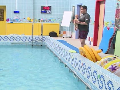 Вода закаляет иммунитет: в Салехарде проводят занятия по плаванию для грудничков