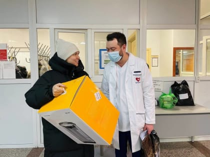 Депутат ямальского парламента Анастасия Казанцева подарила пациентам онкологического отделения Салехардской окружной клинической больницы термопот